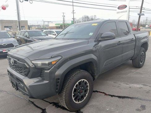 Used 2025 Toyota Tacoma TRD Off-Road image 3