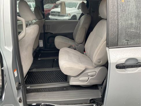 Used 2020 Toyota Sienna L image 10