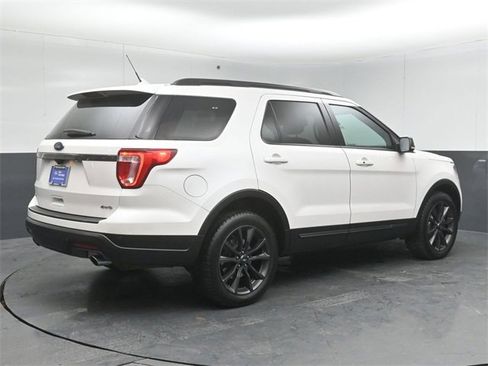 Certified 2018 Ford Explorer XLT w/ Equipment Group 202A image 7