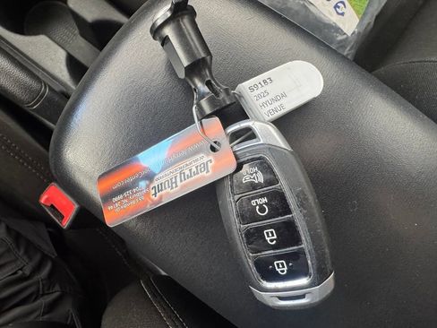 Used 2025 Hyundai Venue SEL FWD image 3