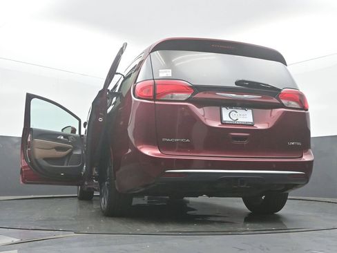 Used 2017 Chrysler Pacifica Limited FWD image 58
