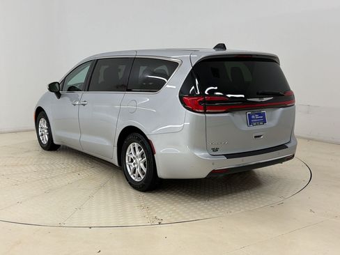 Used 2023 Chrysler Pacifica Touring-L FWD image 3