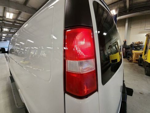Certified 2022 Chevrolet Express 2500 w/ Driver Convenience Package RWD image 31