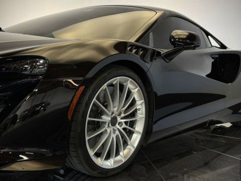 Used 2025 McLaren Artura RWD image 19