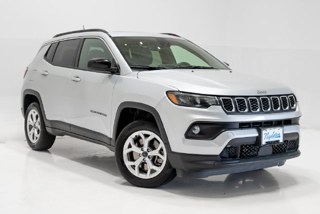 Used 2025 Jeep Compass Latitude w/ Sun & Sound Group AWD/4WD image 6