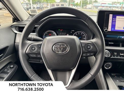 Used 2023 Toyota Venza LE image 16