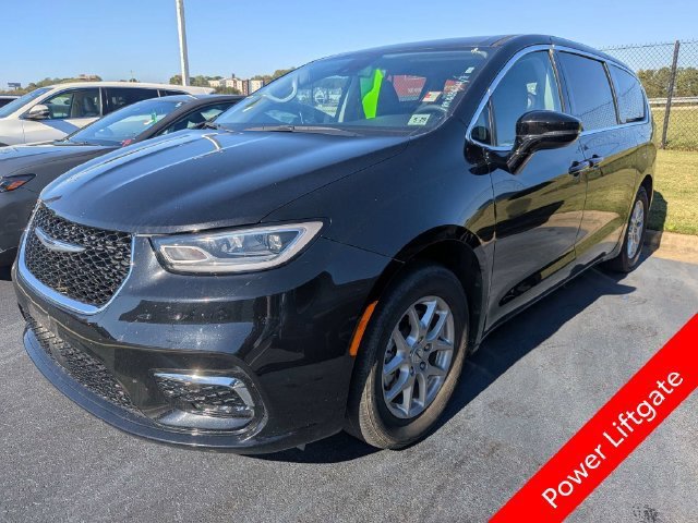 Used 2024 Chrysler Pacifica Touring-L FWD image 4