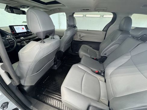 Used 2024 Toyota Sienna XLE FWD image 21