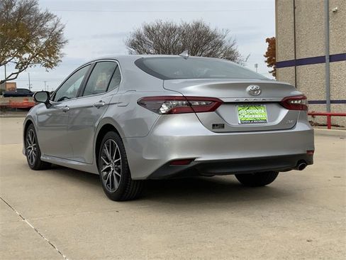 Used 2022 Toyota Camry XLE image 3