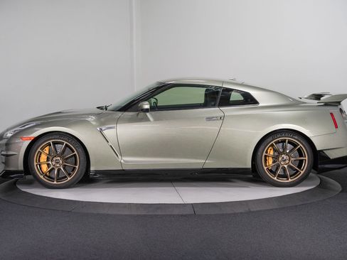 Used 2024 Nissan GT-R T-spec Dual-clutch 6-Speed Tra w/ Floor Mat Package image 7