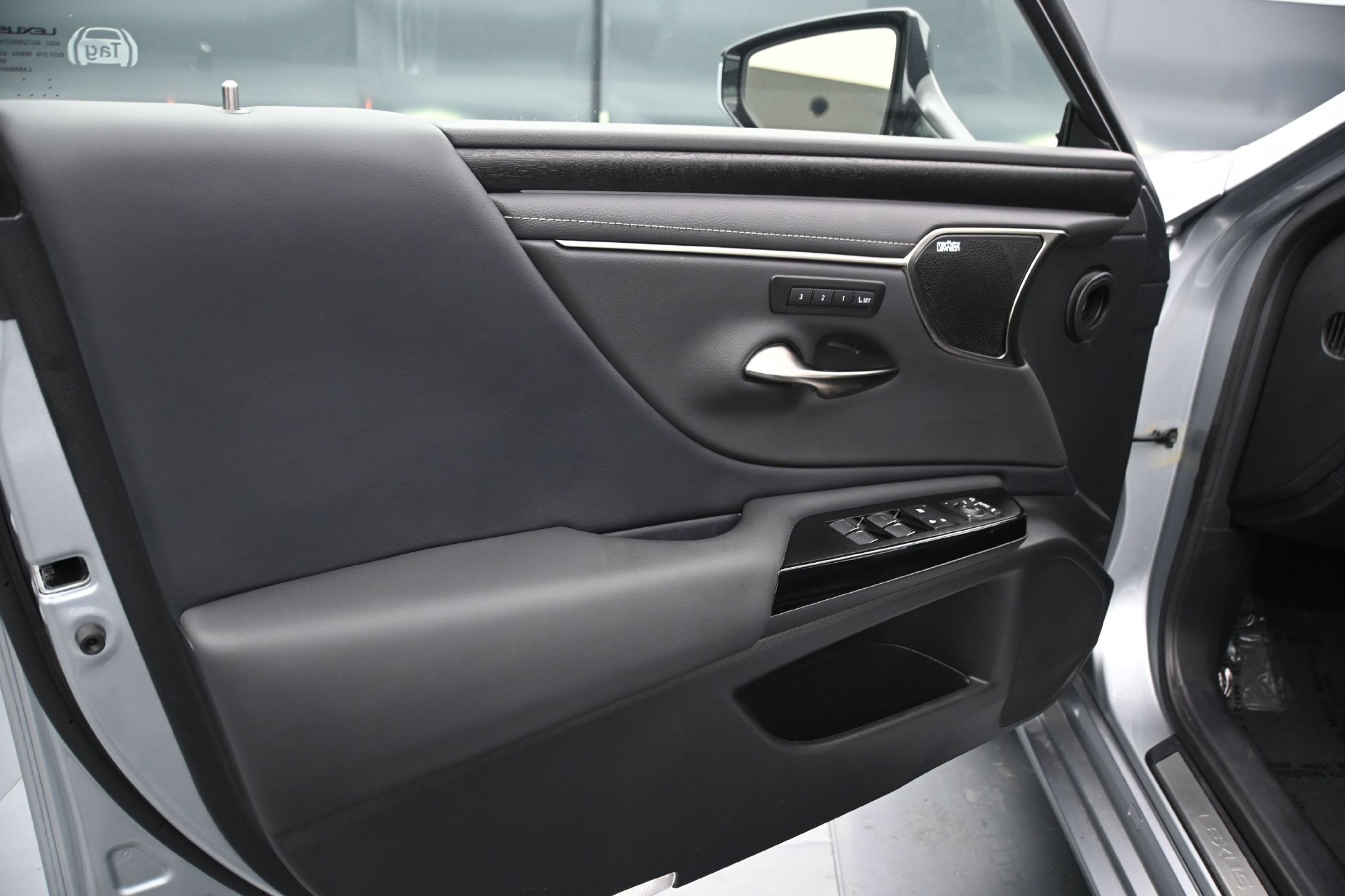 Used 2025 Lexus ES 300h FWD image 16