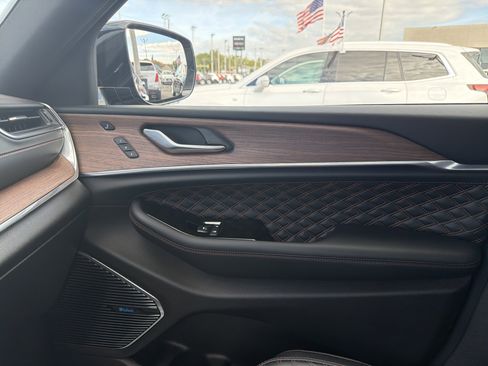 Used 2022 Jeep Grand Cherokee Summit w/ Luxury Tech Group V image 22