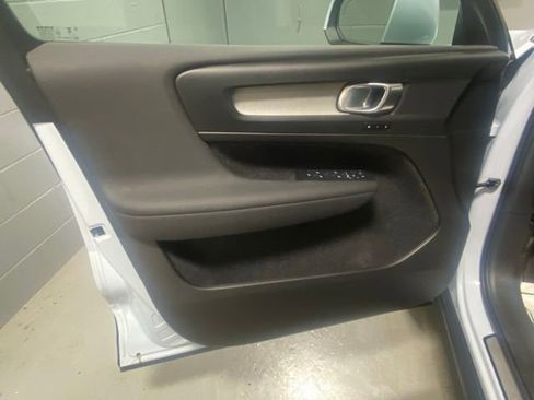 Used 2025 Volvo XC40 B5 Core image 7