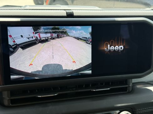 Used 2025 Jeep Wrangler Unlimited Sahara AWD/4WD image 22