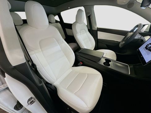 Used 2022 Tesla Model Y Long Range image 34