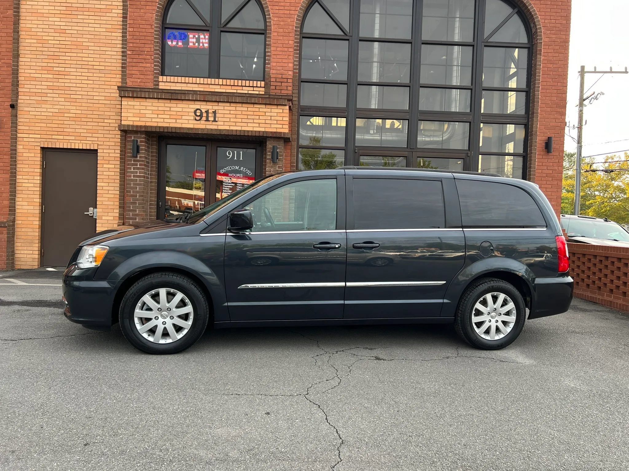 Used 2013 Chrysler Town & Country Touring FWD image 4