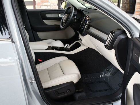 Used 2025 Volvo XC40 B5 Ultra image 19