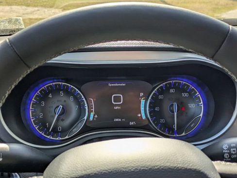 Used 2025 Chrysler Pacifica Limited FWD image 18