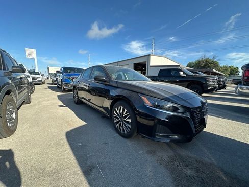Used 2025 Nissan Altima 2.5 SV FWD image 2
