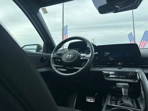 Certified 2025 Hyundai Elantra SEL image 17