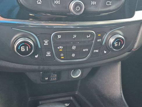 Used 2023 Chevrolet Traverse RS FWD image 18