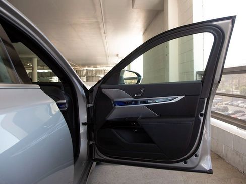 New 2025 BMW i7 xDrive60 image 28