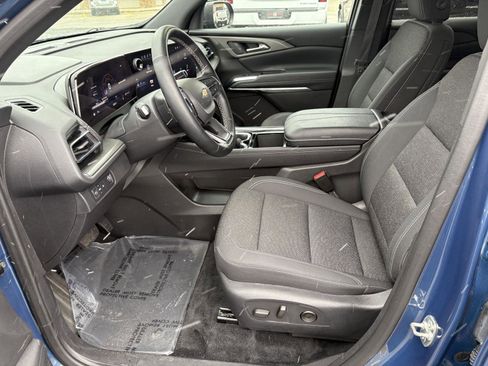 Used 2025 Chevrolet Traverse LT image 4