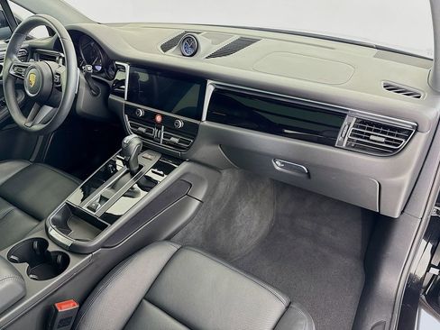 Certified 2025 Porsche Macan AWD/4WD image 33