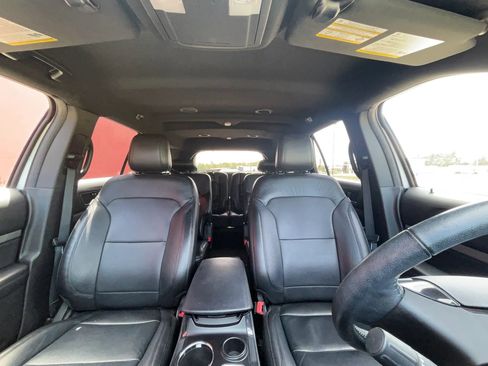 Used 2018 Ford Explorer XLT w/ Equipment Group 202A FWD image 22