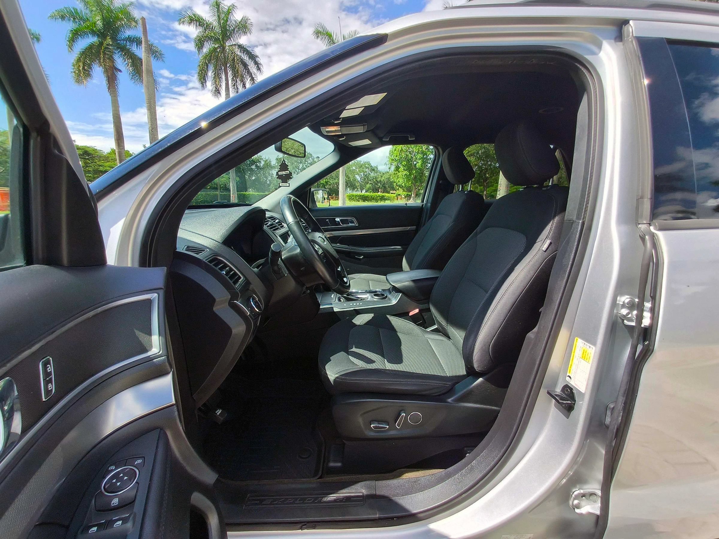 Used 2018 Ford Explorer XLT w/ Equipment Group 201A FWD image 23