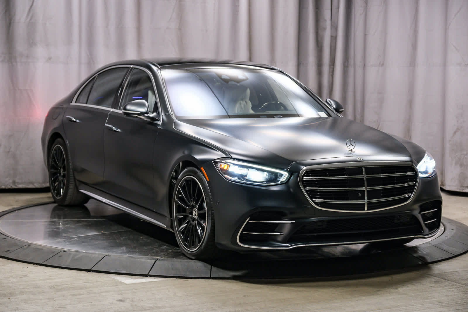 Used 2022 Mercedes-Benz S 580 4MATIC Sedan w/ AMG Line Package image 5