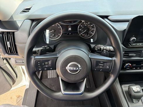 Used 2024 Nissan Pathfinder S image 17