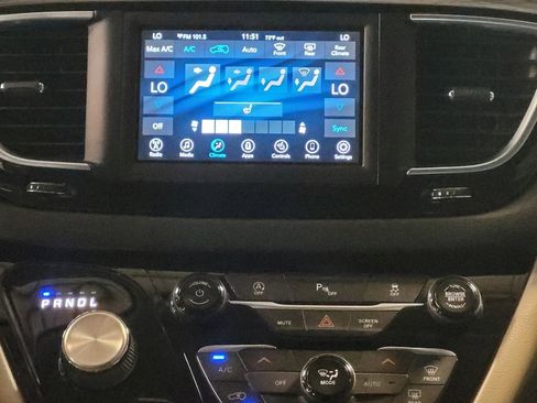 Used 2018 Chrysler Pacifica Touring-L FWD image 25