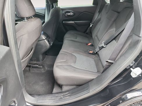 Used 2019 Jeep Cherokee Latitude w/ Popular Appearance Group FWD image 13