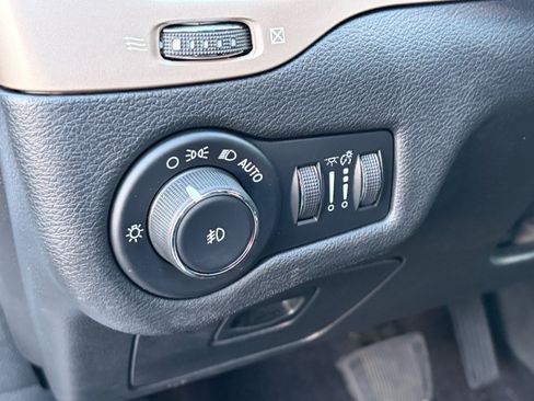 Used 2017 Jeep Cherokee Limited AWD/4WD image 17