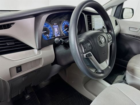 Used 2018 Toyota Sienna L image 8
