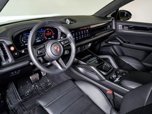 Certified 2025 Porsche Cayenne GTS AWD/4WD image 4