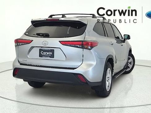 Used 2022 Toyota Highlander LE FWD image 5