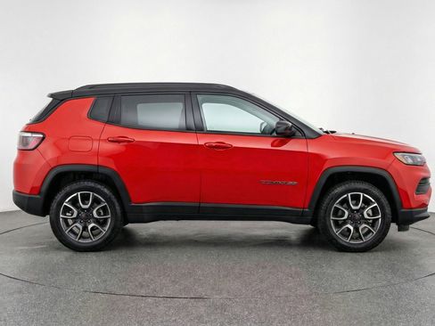 Used 2025 Jeep Compass Trailhawk AWD/4WD image 11