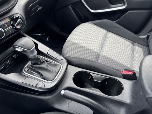 Used 2025 Kia Soul LX w/ LX Technology Package image 40