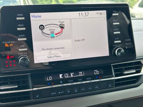Used 2024 Toyota Sienna XLE FWD image 32