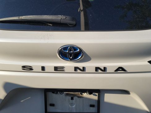 Used 2023 Toyota Sienna XLE FWD image 30