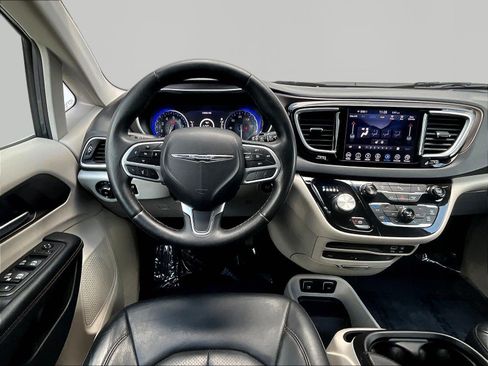 Used 2018 Chrysler Pacifica Touring-L Plus FWD image 8