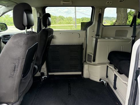 Used 2013 Dodge Grand Caravan SXT FWD image 22