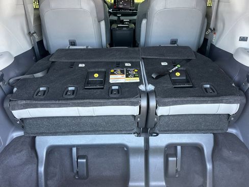 Used 2022 Toyota Sienna XLE FWD image 17