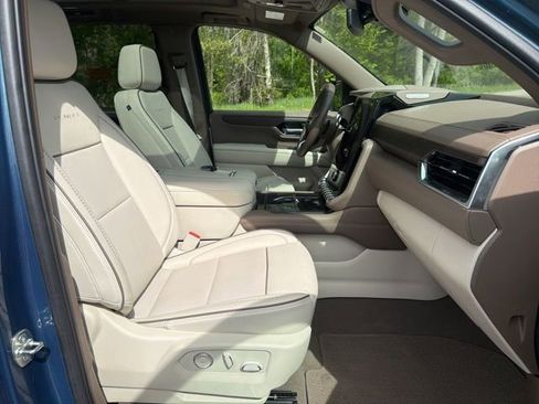 Used 2025 GMC Yukon Denali w/ Sun & Power Step Package AWD/4WD image 16