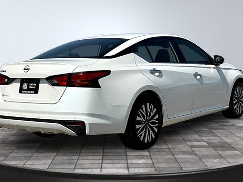 Used 2025 Nissan Altima 2.5 SV FWD image 7