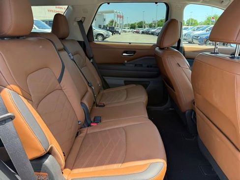 Used 2023 Nissan Pathfinder Platinum w/ Cargo Package AWD/4WD image 19