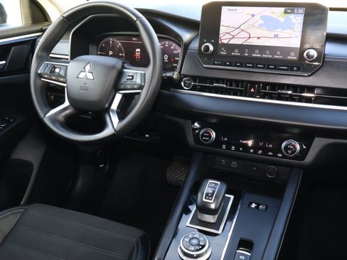 Used 2023 Mitsubishi Outlander SE image 9