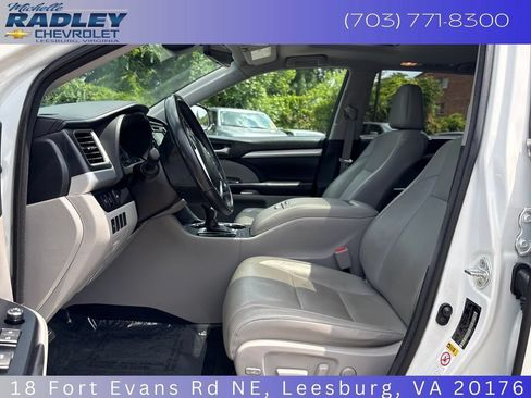 Used 2018 Toyota Highlander XLE AWD/4WD image 23